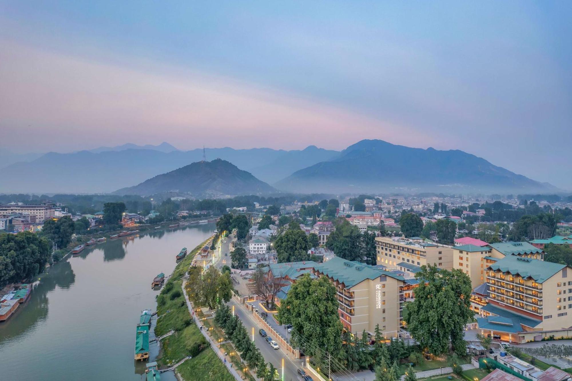 Radisson Collection Hotel & Spa, Riverfront Srinagar Eksteriør bilde