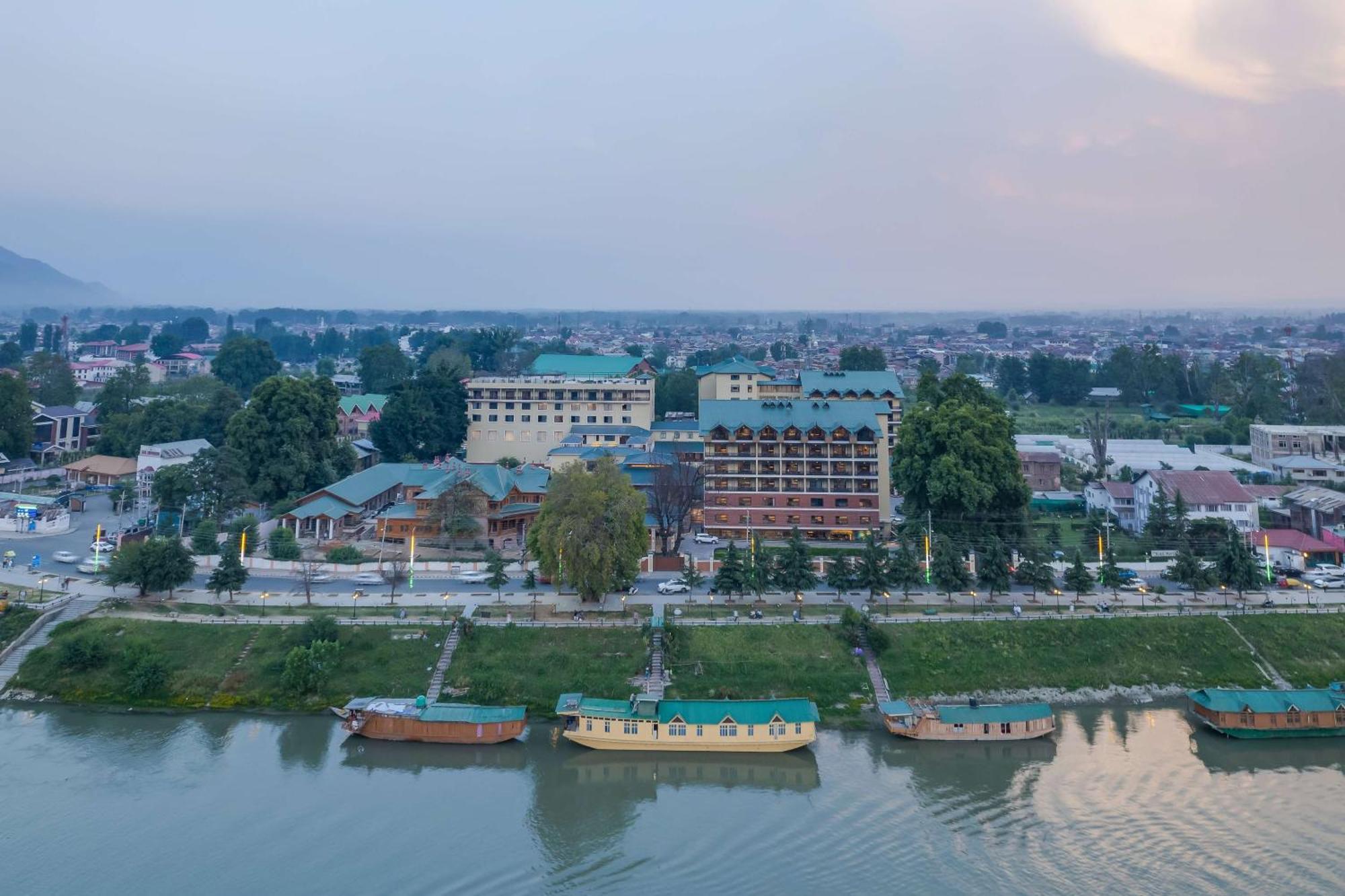 Radisson Collection Hotel & Spa, Riverfront Srinagar Eksteriør bilde