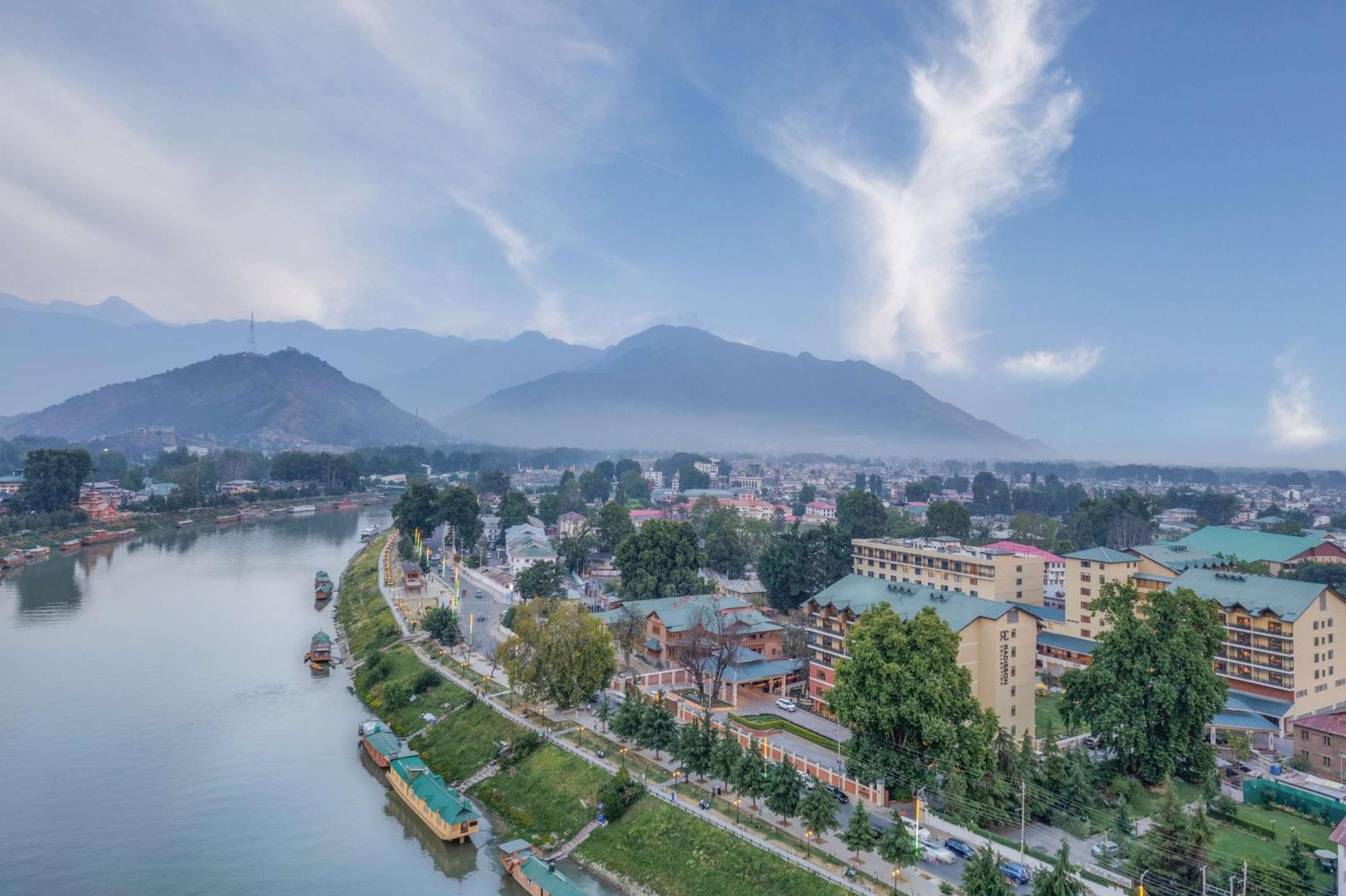 Radisson Collection Hotel & Spa, Riverfront Srinagar Eksteriør bilde