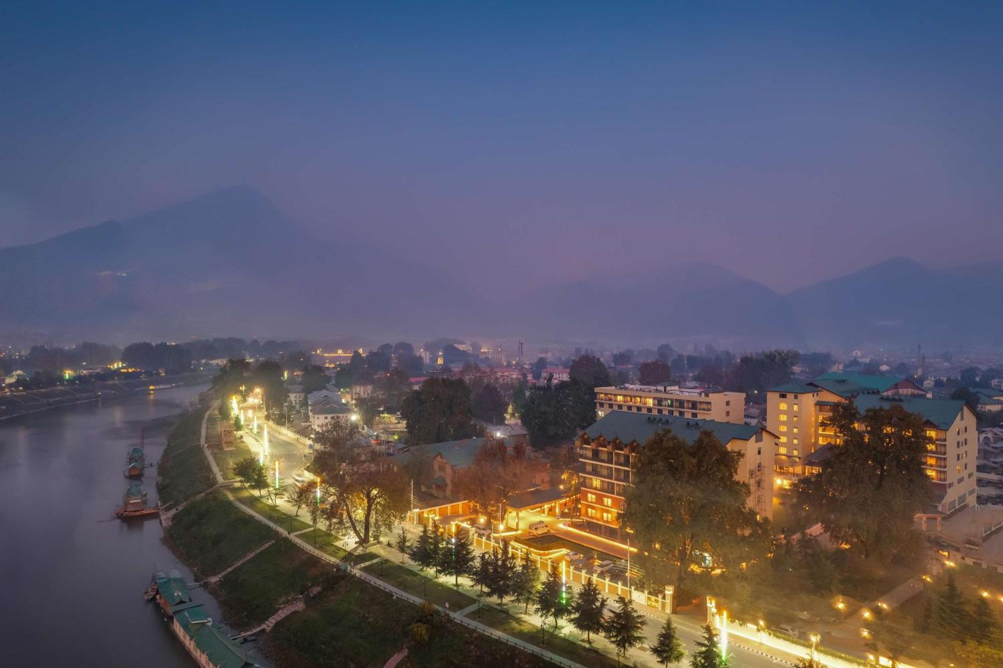 Radisson Collection Hotel & Spa, Riverfront Srinagar Eksteriør bilde