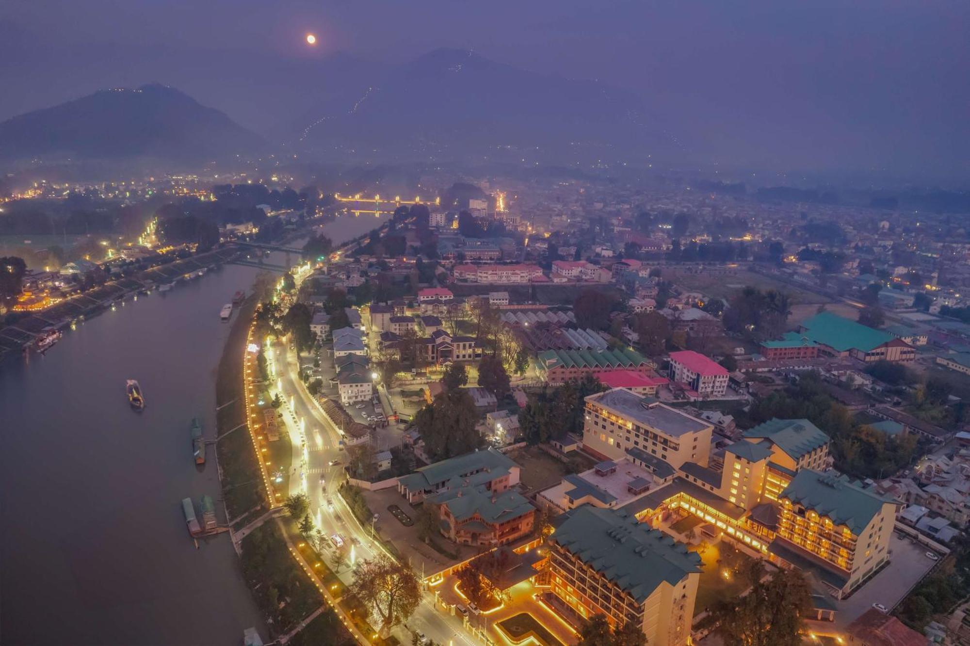 Radisson Collection Hotel & Spa, Riverfront Srinagar Eksteriør bilde