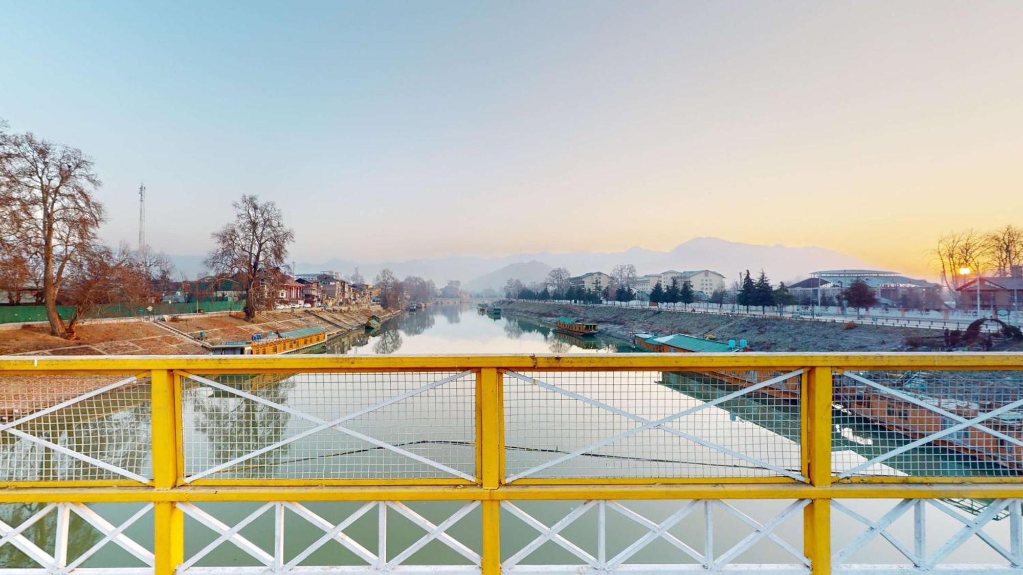 Radisson Collection Hotel & Spa, Riverfront Srinagar Eksteriør bilde